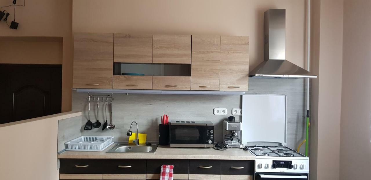 Lotti Apartman Kiskunhalas Exterior foto